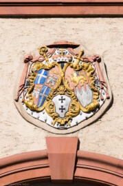 Schloss Bruchsal - Landhospital / Seminarbau - Östlicher Mitteltrakt, Durchgang - Von Außen - Von Osten - Blick auf das Wappen oberhalb des Durchgangs des Mitteltrakts - Landeswappen des Fürstbistums Speyer zur Regierungszeit des Fürstbischofs Kardinal Damian Hugo Philipp von Schönborn-Buchheim - Linkes Wappen: links oben und rechts unten: Wappen des Bistums Speyer, links unten und rechts oben: Wappen der Fürstpropstei Weissenburg - Rechtes Wappen: persönliches Wappen von Damian Hugo von Schönborn - Mittleres unteres Wappen: zweifaches Deutsch-Ordenskreuz für die Ordensballeien Altenbiesen und Hessen (aufgenommen im März 2022, am späten Vormittag) Schloss Bruchsal - Landhospital / Seminarbau - Östlicher Mitteltrakt, Durchgang - Von Außen - Von Osten - Blick auf das Wappen oberhalb des Durchgangs des Mitteltrakts - Landeswappen des Fürstbistums Speyer zur Regierungszeit des Fürstbischofs Kardinal Damian Hugo Philipp von Schönborn-Buchheim - Linkes Wappen: links oben und rechts unten: Wappen des Bistums Speyer, links unten und rechts oben: Wappen der Fürstpropstei Weissenburg - Rechtes Wappen: persönliches Wappen von Damian Hugo von Schönborn - Mittleres unteres Wappen: zweifaches Deutsch-Ordenskreuz für die Ordensballeien Altenbiesen und Hessen (aufgenommen im März 2022, am späten Vormittag)