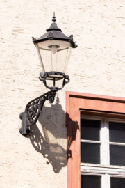 Schloss Bruchsal - Landhospital / Seminarbau - Östlicher Mitteltrakt, rechts des Durchgangs - Von Außen - Von Südosten - Blick auf eine Laterne an der Ostfassade (aufgenommen im März 2022, am späten Vormittag) Schloss Bruchsal - Landhospital / Seminarbau - Östlicher Mitteltrakt, rechts des Durchgangs - Von Außen - Von Südosten - Blick auf eine Laterne an der Ostfassade (aufgenommen im März 2022, am späten Vormittag)