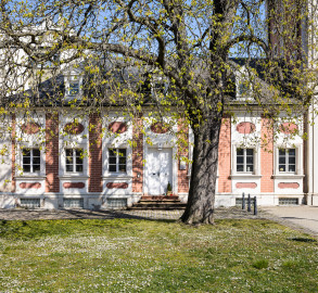 Schloss Bruchsal - Damianstor, westlicher Flügelanbau - Von Außen - Von Süden - Blick auf den seitlichen, linken / westlichen Fügelanbau des Damianstors (aufgenommen im März 2022, am frühen Nachmittag) Schloss Bruchsal - Damianstor, westlicher Flügelanbau - Von Außen - Von Süden - Blick auf den seitlichen, linken / westlichen Fügelanbau des Damianstors (aufgenommen im März 2022, am frühen Nachmittag)
