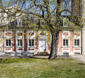 Schloss Bruchsal - Damianstor, westlicher Flügelanbau - Von Außen - Von Süden - Blick auf den seitlichen, linken / westlichen Fügelanbau des Damianstors (aufgenommen im März 2022, am frühen Nachmittag)