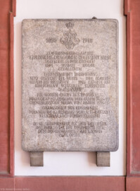 Schloss Bruchsal - Nördlicher Verbindungsbau - Durchgang vom Ehrenhof zur Terrasse, Nordseite - Von Süden - Gedenktafel zur Erinnerung an das 2. Badische Dragoner-Regiment Nr. 21 - Inschrift "1850 / 1918 -- Zur Erinnerung an das 2. Badische Dragoner-Regiment Nr. 21 und seine in den Kriegen 1866 - 1870/71 - 1914/18 Gefallenen -- Ehrentage des Regiments: 1870 Gefecht bei Nuits - 1914 Durchbruch bei Brzeziny - 1915 Kämpfe bei Kurschany Schaulen Kupischki Jakobstadt -- Die hohen Chefs des Regiments. Markgraf Maximilian von Baden 1856/82 Grossherzogin Hilda von Baden 1914/18 -- Garnisonen des Regiments: Mannheim - Karlsruhe - Durlach - Rastatt - Bruchsal und Schwetzingen -- Diese Gedenktafel ist 1958 gestiftet. Das Ehrenmal des Regiments fiel dem Bombenangriff am 1.3.1945 zum Opfer" (aufgenommen im März 2022, am frühen Nachmittag)