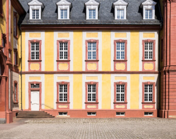 Schloss Bruchsal - Kammerflügel / Amtsgericht - Von Außen - Von Süden - Blick auf die westliche Südfassade des Kammerflügels mit dem südwestlichen Seitenportal, links der nördlicher Verbindungsbau (aufgenommen im März 2022, am Nachmittag) Schloss Bruchsal - Kammerflügel / Amtsgericht - Von Außen - Von Süden - Blick auf die westliche Südfassade des Kammerflügels mit dem südwestlichen Seitenportal, links der nördlicher Verbindungsbau (aufgenommen im März 2022, am Nachmittag)