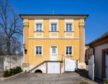 Schloss Bruchsal - Südliche Orangerie / Kavaliersbau - Von Außen - Von Süden - Blick auf die Südfassade (aufgenommen im März 2022, am Nachmittag)