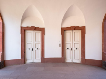 Schloss Bruchsal - Südlicher Verbindungsbau - Durchgang vom Ehrenhof zur Terrasse, Nordseite - Von Süden - Türen zum Erdgeschoss des Hauptbaus und zu den oberen Geschossen des Verbindungsbaus (aufgenommen im März 2022, am Nachmittag) Schloss Bruchsal - Südlicher Verbindungsbau - Durchgang vom Ehrenhof zur Terrasse, Nordseite - Von Süden - Türen zum Erdgeschoss des Hauptbaus und zu den oberen Geschossen des Verbindungsbaus (aufgenommen im März 2022, am Nachmittag)