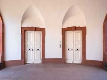 Schloss Bruchsal - Südlicher Verbindungsbau - Durchgang vom Ehrenhof zur Terrasse, Nordseite - Von Süden - Türen zum Erdgeschoss des Hauptbaus und zu den oberen Geschossen des Verbindungsbaus (aufgenommen im März 2022, am Nachmittag) Schloss Bruchsal - Südlicher Verbindungsbau - Durchgang vom Ehrenhof zur Terrasse, Nordseite - Von Süden - Türen zum Erdgeschoss des Hauptbaus und zu den oberen Geschossen des Verbindungsbaus (aufgenommen im März 2022, am Nachmittag)
