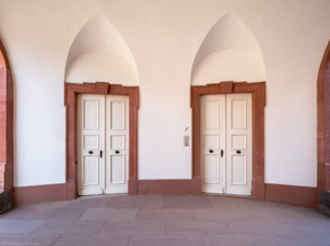 Schloss Bruchsal - Südlicher Verbindungsbau - Durchgang vom Ehrenhof zur Terrasse, Nordseite - Von Süden - Türen zum Erdgeschoss des Hauptbaus und zu den oberen Geschossen des Verbindungsbaus (aufgenommen im März 2022, am Nachmittag) Schloss Bruchsal - Südlicher Verbindungsbau - Durchgang vom Ehrenhof zur Terrasse, Nordseite - Von Süden - Türen zum Erdgeschoss des Hauptbaus und zu den oberen Geschossen des Verbindungsbaus (aufgenommen im März 2022, am Nachmittag)