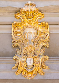 Schloss Bruchsal - Von Außen - Hauptbau / Corps de Logis - Von Osten / Hofseite - Mittelrisalit / Balkon - Rechte / nördliche Seite - Kartusche mit Kopf am vorderen Gebälk (aufgenommen im März 2022, am Nachmittag) Schloss Bruchsal - Von Außen - Hauptbau / Corps de Logis - Von Osten / Hofseite - Mittelrisalit / Balkon - Rechte / nördliche Seite - Kartusche mit Kopf am vorderen Gebälk (aufgenommen im März 2022, am Nachmittag)