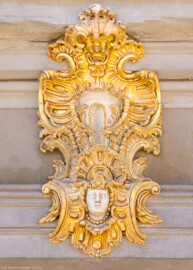 Schloss Bruchsal - Von Außen - Hauptbau / Corps de Logis - Von Osten / Hofseite - Mittelrisalit / Balkon - Rechte / nördliche Seite - Kartusche mit Kopf am vorderen Gebälk (aufgenommen im März 2022, am Nachmittag) Schloss Bruchsal - Von Außen - Hauptbau / Corps de Logis - Von Osten / Hofseite - Mittelrisalit / Balkon - Rechte / nördliche Seite - Kartusche mit Kopf am vorderen Gebälk (aufgenommen im März 2022, am Nachmittag)