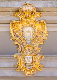 Schloss Bruchsal - Von Außen - Hauptbau / Corps de Logis - Von Osten / Hofseite - Mittelrisalit / Balkon - Linke / südliche Seite - Kartusche mit Kopf am vorderen Gebälk (aufgenommen im März 2022, am Nachmittag) Schloss Bruchsal - Von Außen - Hauptbau / Corps de Logis - Von Osten / Hofseite - Mittelrisalit / Balkon - Linke / südliche Seite - Kartusche mit Kopf am vorderen Gebälk (aufgenommen im März 2022, am Nachmittag)