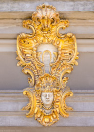 Schloss Bruchsal - Von Außen - Hauptbau / Corps de Logis - Von Osten / Hofseite - Mittelrisalit / Balkon - Linke / südliche Seite - Kartusche mit Kopf am vorderen Gebälk (aufgenommen im März 2022, am Nachmittag) Schloss Bruchsal - Von Außen - Hauptbau / Corps de Logis - Von Osten / Hofseite - Mittelrisalit / Balkon - Linke / südliche Seite - Kartusche mit Kopf am vorderen Gebälk (aufgenommen im März 2022, am Nachmittag)