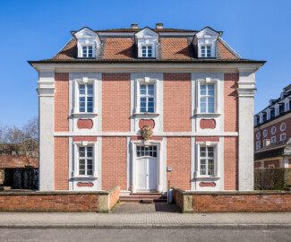 Schloss Bruchsal - Kommandantenwohnung - Von Westen - Blick von der Schönbornstraße auf die Westfassade der Kommandantenwohnung, rechts das Zeughaus, rechts davon der Kanzleibau (aufgenommen im März 2022, am Nachmittag)
