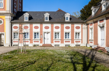 Schloss Bruchsal - Damianstor, westlicher Flügelanbau - Von Außen - Von Süden - Blick auf den seitlichen, rechten / östlichen Fügelanbau des Damianstors (aufgenommen im März 2022, am späten Nachmittag)
