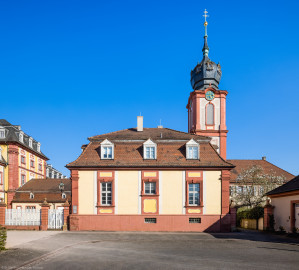 Schloss Bruchsal - Hofapotheke - Von außen - Von Westen - Blick vom Kavaliersbau nach Osten auf die Hofapotheke, links der Verbindungsbau und die Hofkirche, rechts dahinter der Kirchturm (aufgenommen im März 2022, am späten Nachmittag) Schloss Bruchsal - Hofapotheke - Von außen - Von Westen - Blick vom Kavaliersbau nach Osten auf die Hofapotheke, links der Verbindungsbau und die Hofkirche, rechts dahinter der Kirchturm (aufgenommen im März 2022, am späten Nachmittag)