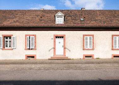 Schloss Bruchsal - Bandhof, westliche Häuserzeile - Von außen - Von Osten - Blick auf einen Ausschnitt der Ostfassade des westlichen Bandhofs (aufgenommen im April 2022, am späten Vormittag) Schloss Bruchsal - Bandhof, westliche Häuserzeile - Von außen - Von Osten - Blick auf einen Ausschnitt der Ostfassade des westlichen Bandhofs (aufgenommen im April 2022, am späten Vormittag)