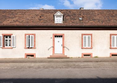 Schloss Bruchsal - Bandhof, westliche Häuserzeile - Von außen - Von Osten - Blick auf einen Ausschnitt der Ostfassade des westlichen Bandhofs (aufgenommen im April 2022, am späten Vormittag) Schloss Bruchsal - Bandhof, westliche Häuserzeile - Von außen - Von Osten - Blick auf einen Ausschnitt der Ostfassade des westlichen Bandhofs (aufgenommen im April 2022, am späten Vormittag)
