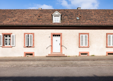 Schloss Bruchsal - Bandhof, westliche Häuserzeile - Von außen - Von Osten - Blick auf einen Ausschnitt der Ostfassade des westlichen Bandhofs (aufgenommen im April 2022, am späten Vormittag) Schloss Bruchsal - Bandhof, westliche Häuserzeile - Von außen - Von Osten - Blick auf einen Ausschnitt der Ostfassade des westlichen Bandhofs (aufgenommen im April 2022, am späten Vormittag)