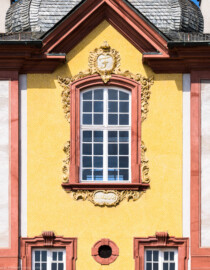 Schloss Bruchsal - Nördlicher Verbindungsbau - Von Osten / Hofseite - Blick vom Ehrenhof auf das obere zentrale Fenster; Inschriften der Kartuschen, oben "F", unten "anno 1904" (aufgenommen im April 2022, am späten Vormittag) Schloss Bruchsal - Nördlicher Verbindungsbau - Von Osten / Hofseite - Blick vom Ehrenhof auf das obere zentrale Fenster; Inschriften der Kartuschen, oben "F", unten "anno 1904" (aufgenommen im April 2022, am späten Vormittag)