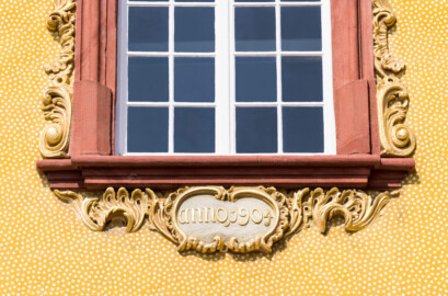 Schloss Bruchsal - Nördlicher Verbindungsbau - Von Osten / Hofseite - Blick vom Ehrenhof auf die Kartusche mit der Inschrift "anno 1904" unterhalb des zentralen oberen Fensters (aufgenommen im April 2022, am späten Vormittag) Schloss Bruchsal - Nördlicher Verbindungsbau - Von Osten / Hofseite - Blick vom Ehrenhof auf die Kartusche mit der Inschrift "anno 1904" unterhalb des zentralen oberen Fensters (aufgenommen im April 2022, am späten Vormittag)