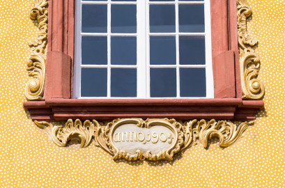 Schloss Bruchsal - Nördlicher Verbindungsbau - Von Osten / Hofseite - Blick vom Ehrenhof auf die Kartusche mit der Inschrift "anno 1904" unterhalb des zentralen oberen Fensters (aufgenommen im April 2022, am späten Vormittag) Schloss Bruchsal - Nördlicher Verbindungsbau - Von Osten / Hofseite - Blick vom Ehrenhof auf die Kartusche mit der Inschrift "anno 1904" unterhalb des zentralen oberen Fensters (aufgenommen im April 2022, am späten Vormittag)