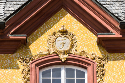 Schloss Bruchsal - Nördlicher Verbindungsbau - Von Osten / Hofseite - Blick vom Ehrenhof auf die Kartusche mit der Inschrift "F" oberhalb des zentralen oberen Fensters (aufgenommen im April 2022, am späten Vormittag) Schloss Bruchsal - Nördlicher Verbindungsbau - Von Osten / Hofseite - Blick vom Ehrenhof auf die Kartusche mit der Inschrift "F" oberhalb des zentralen oberen Fensters (aufgenommen im April 2022, am späten Vormittag)