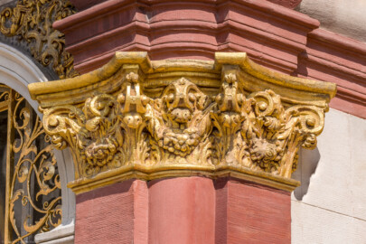 Schloss Bruchsal - Kammerflügel - Mittelrisalit - Südportal - Von Südost - Blick auf das rechte / östliche Kapitell (aufgenommen im April 2022, um die Mittagszeit)
