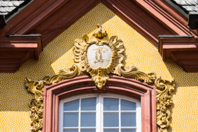 Schloss Bruchsal - Südlicher Verbindungsbau - Von Osten / Hofseite - Blick vom Ehrenhof auf die Kartusche mit der Inschrift "F C" oberhalb des zentralen oberen Fensters (aufgenommen im April 2022, um die Mittagszeit) Schloss Bruchsal - Südlicher Verbindungsbau - Von Osten / Hofseite - Blick vom Ehrenhof auf die Kartusche mit der Inschrift "F C" oberhalb des zentralen oberen Fensters (aufgenommen im April 2022, um die Mittagszeit)