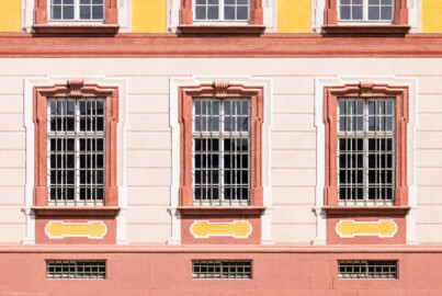 Schloss Bruchsal - Hauptbau / Corps de Logis - Von Außen - Von Süden - Details der Südfassade in Höhe des Erdgeschosses und der illusionistischen Fassadenmalerei (ursprünglich gemalt von Giovanni Francesco Marchini, zwischen 1732 und 1737) (aufgenommen im April 2022, am frühen Nachmittag)