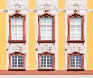 Schloss Bruchsal - Hauptbau / Corps de Logis - Von Außen - Von Süden - Details der Südfassade in Höhe der Beletage und des Zwischengeschosses und der illusionistischen Fassadenmalerei (ursprünglich gemalt von Giovanni Francesco Marchini, zwischen 1732 und 1737) (aufgenommen im April 2022, am frühen Nachmittag)