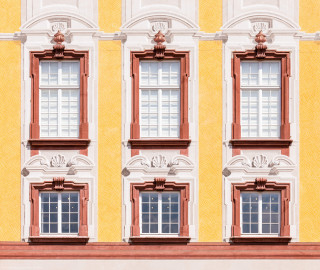 Schloss Bruchsal - Hauptbau / Corps de Logis - Von Außen - Von Süden - Details der Südfassade in Höhe der Beletage und des Zwischengeschosses und der illusionistischen Fassadenmalerei (ursprünglich gemalt von Giovanni Francesco Marchini, zwischen 1732 und 1737) (aufgenommen im April 2022, am frühen Nachmittag) Schloss Bruchsal - Hauptbau / Corps de Logis - Von Außen - Von Süden - Details der Südfassade in Höhe der Beletage und des Zwischengeschosses und der illusionistischen Fassadenmalerei (ursprünglich gemalt von Giovanni Francesco Marchini, zwischen 1732 und 1737) (aufgenommen im April 2022, am frühen Nachmittag)