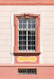 Schloss Bruchsal - Hauptbau / Corps de Logis - Von Außen - Von Süden - Details der Südfassade in Höhe des Erdgeschosses und der illusionistischen Fassadenmalerei (ursprünglich gemalt von Giovanni Francesco Marchini, zwischen 1732 und 1737) (aufgenommen im April 2022, am frühen Nachmittag) Schloss Bruchsal - Hauptbau / Corps de Logis - Von Außen - Von Süden - Details der Südfassade in Höhe des Erdgeschosses und der illusionistischen Fassadenmalerei (ursprünglich gemalt von Giovanni Francesco Marchini, zwischen 1732 und 1737) (aufgenommen im April 2022, am frühen Nachmittag)