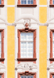 Schloss Bruchsal - Hauptbau / Corps de Logis - Von Außen - Von Süden - Details der Südfassade in Höhe der Beletage und der illusionistischen Fassadenmalerei (ursprünglich gemalt von Giovanni Francesco Marchini, zwischen 1732 und 1737) (aufgenommen im April 2022, am frühen Nachmittag) Schloss Bruchsal - Hauptbau / Corps de Logis - Von Außen - Von Süden - Details der Südfassade in Höhe der Beletage und der illusionistischen Fassadenmalerei (ursprünglich gemalt von Giovanni Francesco Marchini, zwischen 1732 und 1737) (aufgenommen im April 2022, am frühen Nachmittag)