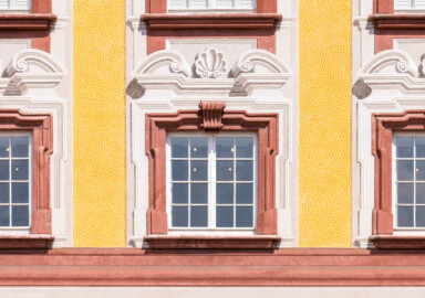 Schloss Bruchsal - Hauptbau / Corps de Logis - Von Außen - Von Süden - Details der Südfassade in Höhe des Zwischengeschosses und der illusionistischen Fassadenmalerei (ursprünglich gemalt von Giovanni Francesco Marchini, zwischen 1732 und 1737) (aufgenommen im April 2022, am frühen Nachmittag) Schloss Bruchsal - Hauptbau / Corps de Logis - Von Außen - Von Süden - Details der Südfassade in Höhe des Zwischengeschosses und der illusionistischen Fassadenmalerei (ursprünglich gemalt von Giovanni Francesco Marchini, zwischen 1732 und 1737) (aufgenommen im April 2022, am frühen Nachmittag)