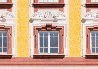 Schloss Bruchsal - Hauptbau / Corps de Logis - Von Außen - Von Süden - Details der Südfassade in Höhe des Zwischengeschosses und der illusionistischen Fassadenmalerei (ursprünglich gemalt von Giovanni Francesco Marchini, zwischen 1732 und 1737) (aufgenommen im April 2022, am frühen Nachmittag) Schloss Bruchsal - Hauptbau / Corps de Logis - Von Außen - Von Süden - Details der Südfassade in Höhe des Zwischengeschosses und der illusionistischen Fassadenmalerei (ursprünglich gemalt von Giovanni Francesco Marchini, zwischen 1732 und 1737) (aufgenommen im April 2022, am frühen Nachmittag)