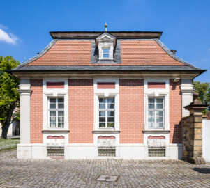 Schloss Bruchsal - Nördlicher Remisenbau - Von Außen - Von Süden - Blick auf die Südfassade der nördlichen Remise (aufgenommen im April 2022, am frühen Nachmittag)