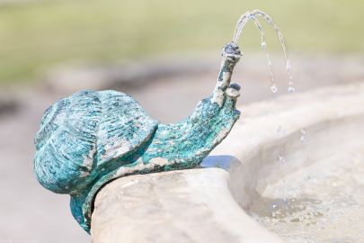 Schloss Bruchsal - Kanzleibau / Amtsgericht - Amalienbrunnen - Von Süden - Blick auf eine Schnecke auf dem Beckenrand des Amalienbrunnens, auch „Schneckenbrunnen” genannt (entworfen von Fritz Hirsch, aufgestellt 1912) (aufgenommen im April 2022, am Nachmittag) Schloss Bruchsal - Kanzleibau / Amtsgericht - Amalienbrunnen - Von Süden - Blick auf eine Schnecke auf dem Beckenrand des Amalienbrunnens, auch „Schneckenbrunnen” genannt (entworfen von Fritz Hirsch, aufgestellt 1912) (aufgenommen im April 2022, am Nachmittag)