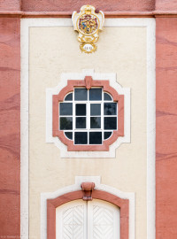 Schloss Bruchsal - Kirchturm - Von Außen / Von Osten - Blick auf das untere Fenster der Ostfassade mit der Inschrift "renov. 1909", oben das Landeswappen des Fürstbistums Speyer zur Regierungszeit des Fürstbischofs Kardinal Damian Hugo Philipp von Schönborn-Buchheim mit der Jahreszahl 1742, unten der Eingang zum Turm (aufgenommen im April 2022, am Nachmittag) Schloss Bruchsal - Kirchturm - Von Außen / Von Osten - Blick auf das untere Fenster der Ostfassade mit der Inschrift "renov. 1909", oben das Landeswappen des Fürstbistums Speyer zur Regierungszeit des Fürstbischofs Kardinal Damian Hugo Philipp von Schönborn-Buchheim mit der Jahreszahl 1742, unten der Eingang zum Turm (aufgenommen im April 2022, am Nachmittag)