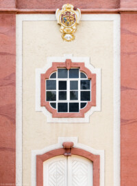 Schloss Bruchsal - Kirchturm - Von Außen / Von Osten - Blick auf das untere Fenster der Ostfassade mit der Inschrift "renov. 1909", oben das Landeswappen des Fürstbistums Speyer zur Regierungszeit des Fürstbischofs Kardinal Damian Hugo Philipp von Schönborn-Buchheim mit der Jahreszahl 1742, unten der Eingang zum Turm (aufgenommen im April 2022, am Nachmittag) Schloss Bruchsal - Kirchturm - Von Außen / Von Osten - Blick auf das untere Fenster der Ostfassade mit der Inschrift "renov. 1909", oben das Landeswappen des Fürstbistums Speyer zur Regierungszeit des Fürstbischofs Kardinal Damian Hugo Philipp von Schönborn-Buchheim mit der Jahreszahl 1742, unten der Eingang zum Turm (aufgenommen im April 2022, am Nachmittag)