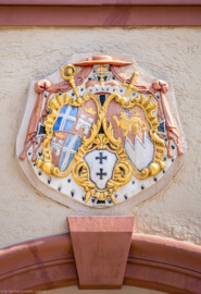 Schloss Bruchsal - Großer Dienerbau / Finanzamt - Westlicher Mitteltrakt, Durchgang - Von Außen - Von Westen - Blick auf das Wappen oberhalb des Durchgangs des Mitteltrakts - Landeswappen des Fürstbistums Speyer zur Regierungszeit des Fürstbischofs Kardinal Damian Hugo Philipp von Schönborn-Buchheim - Linkes Wappen: links oben und rechts unten: Wappen des Bistums Speyer, links unten und rechts oben: Wappen der Fürstpropstei Weissenburg - Rechtes Wappen: persönliches Wappen von Damian Hugo von Schönborn - Mittleres unteres Wappen: zweifaches Deutsch-Ordenskreuz für die Ordensballeien Altenbiesen und Hessen (aufgenommen im April 2022, am Nachmittag) Schloss Bruchsal - Großer Dienerbau / Finanzamt - Westlicher Mitteltrakt, Durchgang - Von Außen - Von Westen - Blick auf das Wappen oberhalb des Durchgangs des Mitteltrakts - Landeswappen des Fürstbistums Speyer zur Regierungszeit des Fürstbischofs Kardinal Damian Hugo Philipp von Schönborn-Buchheim - Linkes Wappen: links oben und rechts unten: Wappen des Bistums Speyer, links unten und rechts oben: Wappen der Fürstpropstei Weissenburg - Rechtes Wappen: persönliches Wappen von Damian Hugo von Schönborn - Mittleres unteres Wappen: zweifaches Deutsch-Ordenskreuz für die Ordensballeien Altenbiesen und Hessen (aufgenommen im April 2022, am Nachmittag)