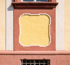 Schloss Bruchsal - Hofapotheke - Von außen - Von Westen - Blick auf Details der Westfassade (aufgenommen im April 2022, am späten Nachmittag) Schloss Bruchsal - Hofapotheke - Von außen - Von Westen - Blick auf Details der Westfassade (aufgenommen im April 2022, am späten Nachmittag)