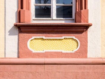Schloss Bruchsal - Hofapotheke - Von außen - Von Westen - Blick auf Details der Westfassade (aufgenommen im April 2022, am späten Nachmittag) Schloss Bruchsal - Hofapotheke - Von außen - Von Westen - Blick auf Details der Westfassade (aufgenommen im April 2022, am späten Nachmittag)