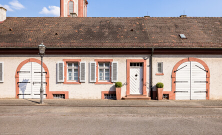 Schloss Bruchsal - Bandhof, östliche Häuserzeile - Von außen - Von Westen - Blick auf einen Ausschnitt der Westfassade des östlichen Bandhofs (aufgenommen im April 2022, am späten Nachmittag)