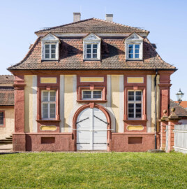 Schloss Bruchsal - Hofapotheke - Von außen - Von Norden - Blick auf die Nordfassade der Hofapotheke (aufgenommen im April 2022, am Vormittag) Schloss Bruchsal - Hofapotheke - Von außen - Von Norden - Blick auf die Nordfassade der Hofapotheke (aufgenommen im April 2022, am Vormittag)