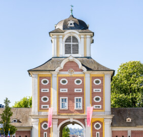 Schloss Bruchsal - Damianstor - Von Außen - Von Norden - Blick auf die obere Nordfassade, das Wappen von Damian Hugo Philipp von Schönborn-Buchheim am Giebel und auf die Laterne des Damianstors (aufgenommen im April 2022, am Vormittag) Schloss Bruchsal - Damianstor - Von Außen - Von Norden - Blick auf die obere Nordfassade, das Wappen von Damian Hugo Philipp von Schönborn-Buchheim am Giebel und auf die Laterne des Damianstors (aufgenommen im April 2022, am Vormittag)
