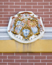 Schloss Bruchsal - Damianstor - Von Außen - Von Norden - Wappen von Damian Hugo Philipp von Schönborn-Buchheim am Giebel der Nordfassade des Damianstors - Linkes Wappen: links oben und rechts unten: Wappen des Bistums Speyer, links unten und rechts oben: Wappen der Fürstpropstei Weissenburg - Rechtes Wappen: persönliches Wappen von Damian Hugo von Schönborn - Mittleres unteres Wappen: zweifaches Deutsch-Ordenskreuz für die Ordensballeien Altenbiesen und Hessen (aufgenommen im April 2022, am späten Vormittag) Schloss Bruchsal - Damianstor - Von Außen - Von Norden - Wappen von Damian Hugo Philipp von Schönborn-Buchheim am Giebel der Nordfassade des Damianstors - Linkes Wappen: links oben und rechts unten: Wappen des Bistums Speyer, links unten und rechts oben: Wappen der Fürstpropstei Weissenburg - Rechtes Wappen: persönliches Wappen von Damian Hugo von Schönborn - Mittleres unteres Wappen: zweifaches Deutsch-Ordenskreuz für die Ordensballeien Altenbiesen und Hessen (aufgenommen im April 2022, am späten Vormittag)