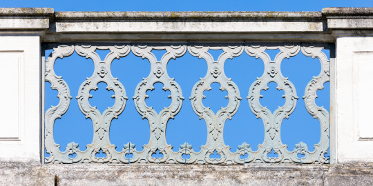 Schloss Bruchsal - Torwachtgebäude / Schlosswachthaus - Von Außen - Von Osten - Blick auf einen Ausschnitt des Gitters der Ostseite der Plattform des Torwachtgebäudes (aufgenommen im April 2022, am späten Vormittag) Schloss Bruchsal - Torwachtgebäude / Schlosswachthaus - Von Außen - Von Osten - Blick auf einen Ausschnitt des Gitters der Ostseite der Plattform des Torwachtgebäudes (aufgenommen im April 2022, am späten Vormittag)