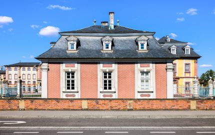 Schloss Bruchsal - Hofkontrollamt - Von Osten - Blick von der Schönbornstraße auf die Ostfassade des Hofkontrollamts, links im Hintergrund der Hauptbau, rechts der Kammerflügel (aufgenommen im April 2022, am späten Vormittag) Schloss Bruchsal - Hofkontrollamt - Von Osten - Blick von der Schönbornstraße auf die Ostfassade des Hofkontrollamts, links im Hintergrund der Hauptbau, rechts der Kammerflügel (aufgenommen im April 2022, am späten Vormittag)