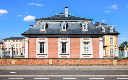 Schloss Bruchsal - Hofkontrollamt - Von Osten - Blick von der Schönbornstraße auf die Ostfassade des Hofkontrollamts, links im Hintergrund der Hauptbau, rechts der Kammerflügel (aufgenommen im April 2022, am späten Vormittag) Schloss Bruchsal - Hofkontrollamt - Von Osten - Blick von der Schönbornstraße auf die Ostfassade des Hofkontrollamts, links im Hintergrund der Hauptbau, rechts der Kammerflügel (aufgenommen im April 2022, am späten Vormittag)