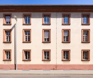 Schloss Bruchsal - Landhospital, Südlicher Trakt - Von Außen - Von Süden - Blick auf den mittleren Teil der Südfassade entlang der Wilderichstraße (aufgenommen im April 2022, um die Mittagszeit) Schloss Bruchsal - Landhospital, Südlicher Trakt - Von Außen - Von Süden - Blick auf den mittleren Teil der Südfassade entlang der Wilderichstraße (aufgenommen im April 2022, um die Mittagszeit)