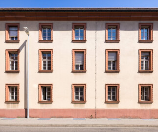 Schloss Bruchsal - Landhospital, Südlicher Trakt - Von Außen - Von Süden - Blick auf den mittleren Teil der Südfassade entlang der Wilderichstraße (aufgenommen im April 2022, um die Mittagszeit)