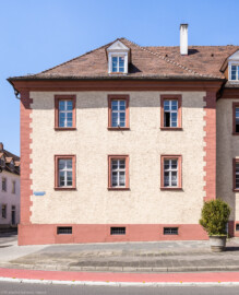 Schloss Bruchsal - Landhospital / Seminarbau - Südlicher Eckrisalit des Mitteltrakts - Von Außen - Von Osten - Blick auf den südlichen Teil der Ostfassade an der Schönbornstraße, links die Wilderichstraße (aufgenommen im April 2022, am frühen Nachmittag) Schloss Bruchsal - Landhospital / Seminarbau - Südlicher Eckrisalit des Mitteltrakts - Von Außen - Von Osten - Blick auf den südlichen Teil der Ostfassade an der Schönbornstraße, links die Wilderichstraße (aufgenommen im April 2022, am frühen Nachmittag)